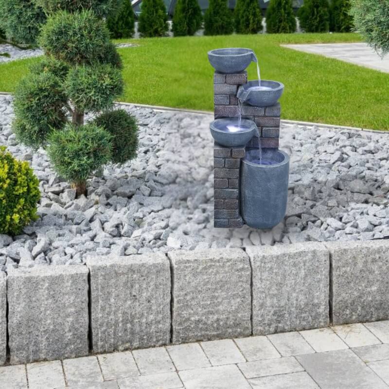 Dekorační fontána v kamenném a elegantním stylu